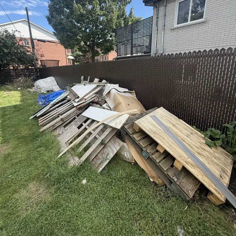 Pile de bois et de débris dans une cour avant le ramassage