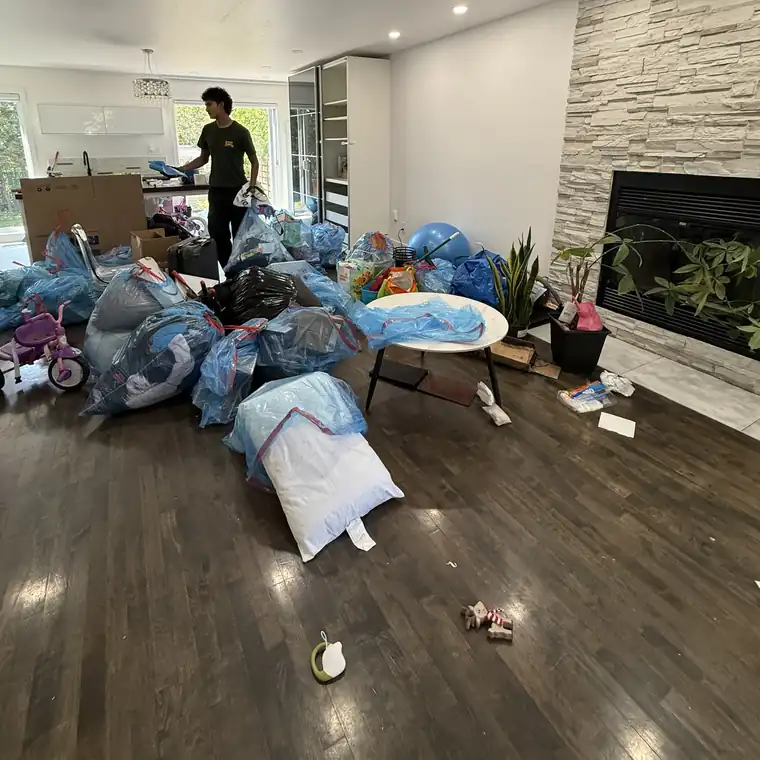 Salon rempli de sacs avant le vidage