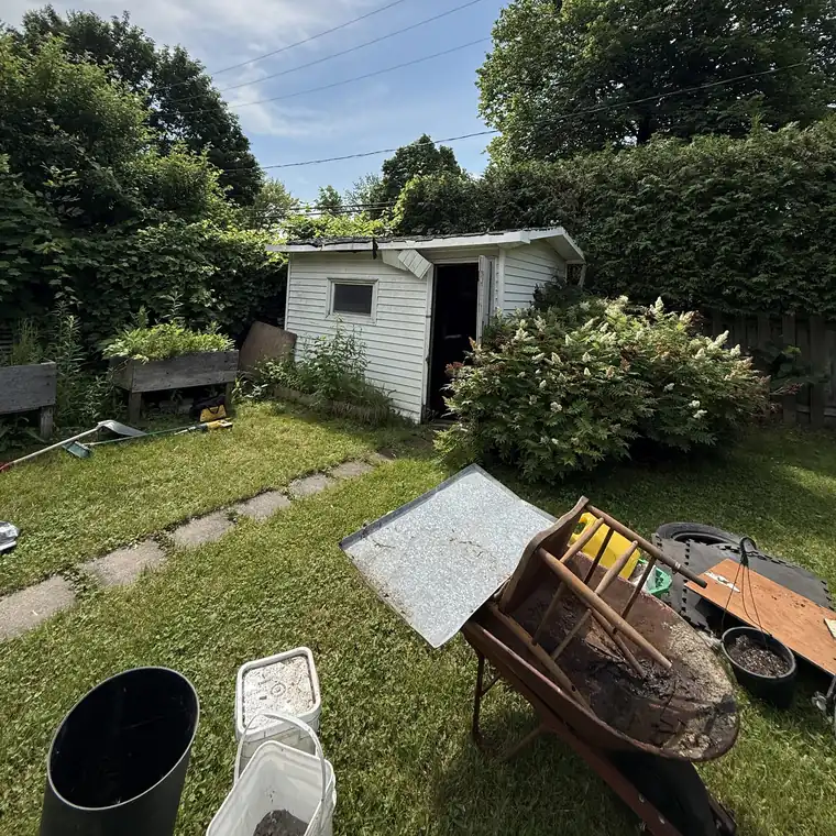 Cabanon de jardin avant la démolition