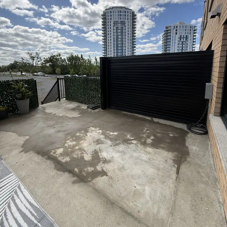 Terrasse dégagée après le retrait du spa