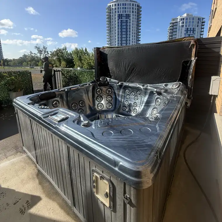 Spa extérieur sur une terrasse avant le retrait
