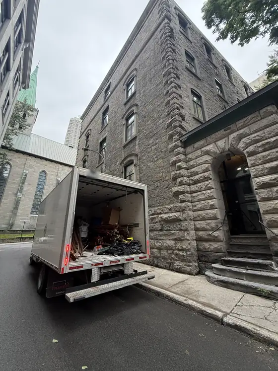 Évacuation de débris au Vieux-Port de Montréal : camion ouvert chargé de bois et de sacs