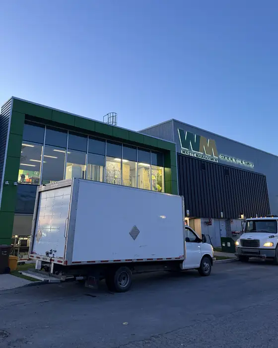 Camion ByeByeJunk stationné devant un centre de tri et de transfert